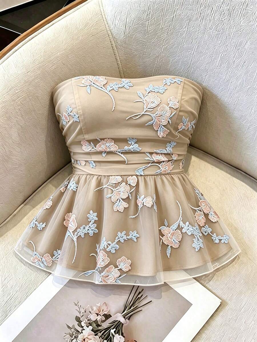 GlowEve 浪漫度假風花卉刺繡布料平口抓皺腰拼接A字女款上衣 - 卡其色 - 查看 1