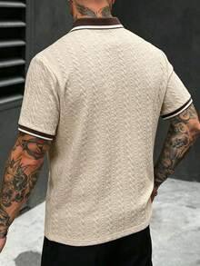 Manfinity Homme Herren gestricktes Jacquard Polo Shirt mit strukturiertem Kragen & Bündchen, Rippstrick, Aufdruck "King", 2 Knöpfe - Aprikosenfarben - Übersicht 2