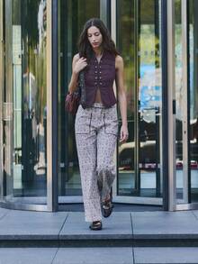 Nöista Top de inspiración militar con cuello de pie y botones metálicos para festivales y looks de salir. - Burdeos - Ver 5