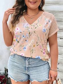 SHEIN LUNE Kaos Wanita Ukuran Besar Motif Bunga, Leher V, Lengan Pendek dengan Hiasan Renda - MultiWarna - View 1