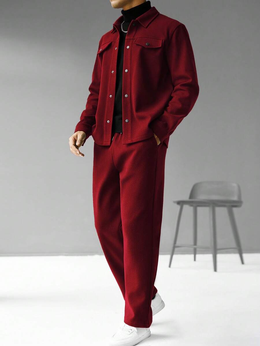 Manfinity CasualCool 2 件男士纯色前扣衬衫(带口袋)和休闲裤套装,秋季服装,舒适服装 - 酒紅色 - 查看 1