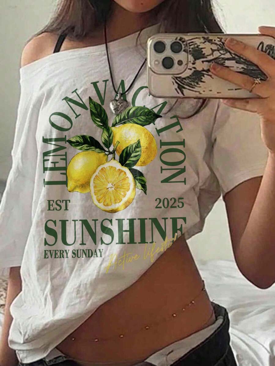 SHEIN EZwear 休閒極簡 Y2K 女款短袖寬鬆 T 恤,夏季外出穿搭,檸檬英文夏季學院風印花,不對稱露肩落肩設計 - 彩色 - 查看 1