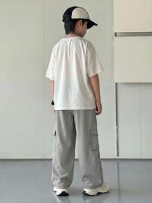 SHEIN 1 pièce Pantalon droit noir décontracté pour garçon avec poches de travail et ligne de contraste décorative. Convient pour la rentrée scolaire, les fêtes d'anniversaire, les soirées, les représentations, les mariages, les baptêmes, les cérémonies d'ouverture, l'utilisation quotidienne, l'école, les vacances, les voyages, les sports, les saisons de printemps et d'été - Gris - Voir 7