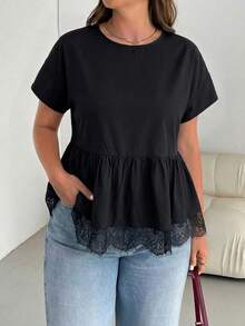 SHEIN Essnce 大尺碼女款春夏時尚休閒寬鬆涼爽舒適日常基本百搭顯瘦黑色蕾絲飾邊下擺短袖娃娃上衣，外出上衣，極簡風，蕾絲飾邊黑色上衣，夏季襯衫 - 黑色 - 查看 5