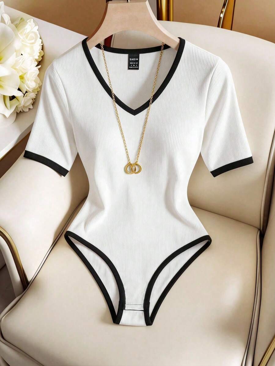 SHEIN PETITE Modischer klassischer Schwarz-Weiß-Kontrast V-Ausschnitt Kurzarm Bodysuit, für zierliche Frauen - Weiss - Übersicht 1