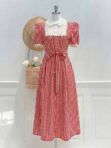 Modelyn 女款春夏梭織紅色格紋短袖收腰蕾絲拼接刺繡領帶腰帶A字優雅浪漫洋裝 - 紅色 - 查看 8
