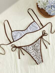 SHEIN Swim Vcay 新款女款優雅波西米亞復古 Y2K 嬉皮度假風三角比基尼套裝 - 2件式泳衣，細肩帶、圓領上衣、側綁下裝、俏皮丁字褲版型、可調式肩帶與對比滾邊飾邊 - 棕色底色配黃白花卉印花 - 平滑彈性快乾面料 - 夏季海灘度假、泳池派對、音樂節、婚禮假期的海灘穿搭 - 棕色 - 查看 5