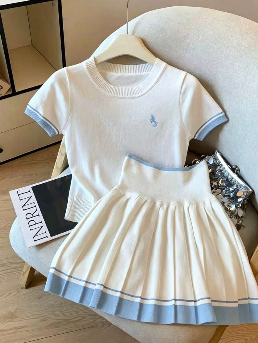 GlowEve 對比條紋修身馬術刺繡Logo短袖高腰百褶迷你裙女款毛衣兩件套 - 彩色 - 查看 1