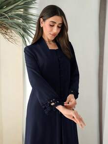 Al Najma 女款素色對比蕾絲袖口單排扣長袍 - 藏蓝色 - 查看 5