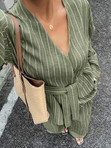 Dazy Plus 女款大尺碼春秋冬 Kelly Green 套裝，V領休閒優雅不對稱門襟綁帶上衣配長褲，適合辦公室、假期穿搭、正式早午餐 - 軍綠色 - 查看 2
