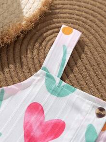 SHEIN Elladie kids 春夏季女童兩件式套裝，心形與花卉印花方領吊帶上衣 + 桃紅色寬腿長褲，方領吊帶設計適合夏季，胸前鈕扣細節增添優雅，荷葉邊下擺剪裁俏皮活潑；清新心形與花卉印花充滿活力可愛，搭配純色長褲打造簡約優雅造型，整體風格甜美亮眼，適合日常出遊、遊樂園、派對、親子活動等 - 粉色 - 查看 5