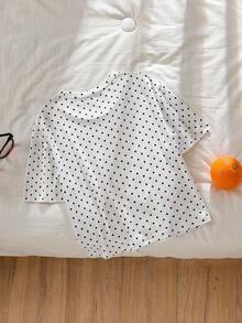 SHEIN 這是一款女童與大童穿著的時尚休閒黑白圓點圓領短袖T恤。面料舒適柔軟，搭配經典黑白圓點圖案。設計有寬肩、修身腰線與休閒版型，百搭實穿，適合日常穿著、外出、上學及派對。 - 黑與白 - 查看 4