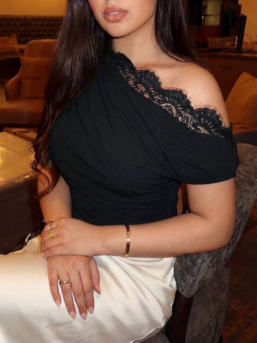 Modelyn 夏季優雅蕾絲拼接不對稱領口上衣