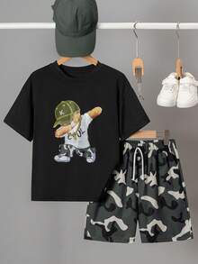 SHEIN Streecool Kids 小男孩卡通印花T恤迷彩印花短褲2件套 - 綠色 - 查看 5