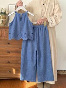 SHEIN Vintaside Kids Ensemble top à col licou et pantalon avec design ajouré brûlé pour jeunes filles, adapté aux filles, avec encolure dos nu et style ouvert, en tissu, top ajusté + pantalon droit décontracté, adapté pour le port extérieur en été - Bleu azur - Voir 2