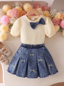 Elladie kids 2件/組 女童春夏季服裝套裝，淺粉色短袖上衣 + 牛仔裙；泡泡袖 + 荷葉邊設計減少面料「厚重感」使袖子蓬鬆活潑，胸前藍色蝴蝶結刺繡增添甜美，牛仔百褶裙配粉色蝴蝶結刺繡與上衣相稱，百褶設計使裙襬活潑俏皮，甜美可愛風格，適合日常出遊、親子活動等 - 黃色 - 查看 8