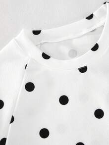 SHEIN 青少年女孩 T-Shirt 套裝，運動風粉色與深綠色拼接短袖 T-Shirt 與短褲套裝，夏季寬鬆貼身設計，輕量面料，適合日常外出、休閒運動或造型穿搭 - 白色 - 查看 6