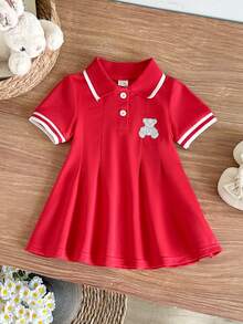 SHEIN 女嬰夏季學院風 Polo 洋裝，亮紅色搭配白色對比領，短袖設計，胸前可愛熊刺繡，抓皺 A 字裙，百搭時尚女嬰服飾，適合週歲生日派對、日常上學及運動穿著 - 紅色 - 查看 5
