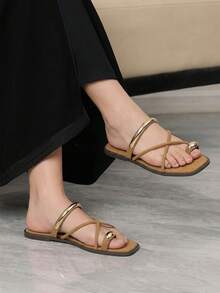 Sleekvia Chanclas planas cómodas y resistentes al desgaste para mujer, versátiles, con metal, para exteriores - Vellón - Marrón - Ver 2