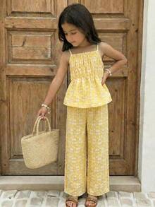 SHEIN Serisse Kids 2件組少女黃色花卉提花紋理細肩帶上衣與寬鬆休閒長褲套裝，適合日常出遊、上學、海邊度假、沙灘裝，春夏季女孩優雅長褲套裝，女童夏季亞麻寬腿褲套裝 - 黃色 - 查看 6