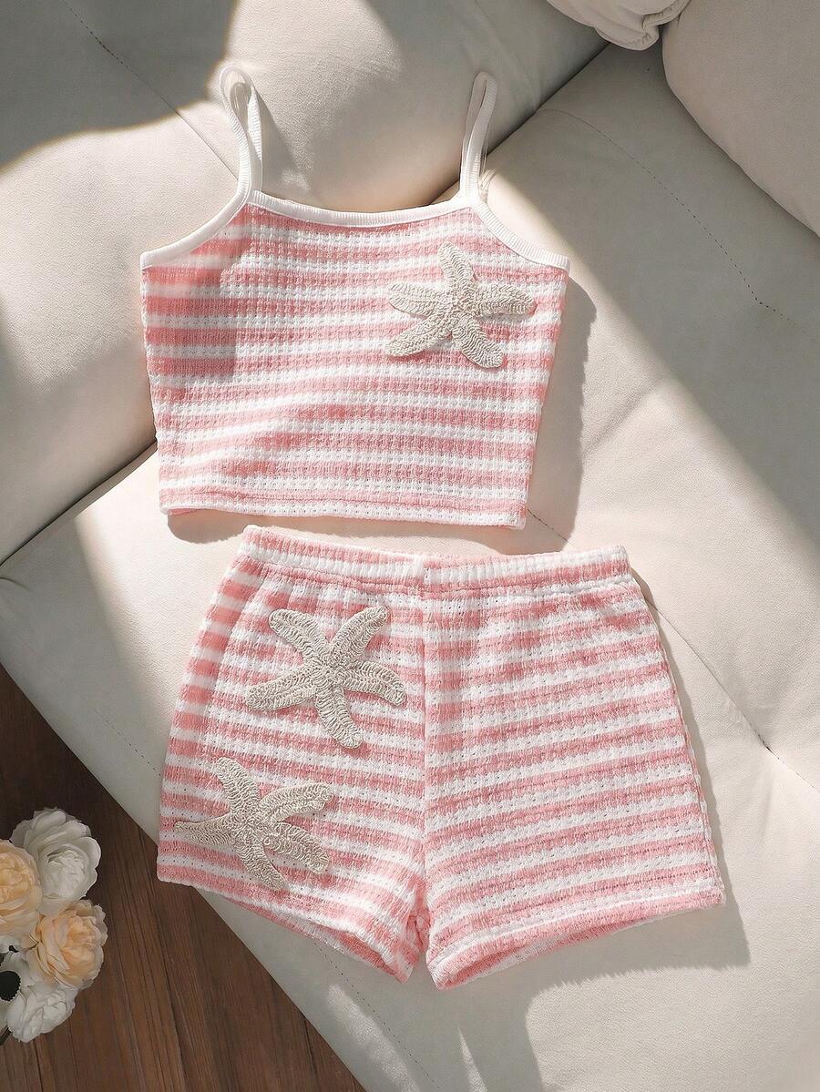 Souflis Souflis 2件組女孩夏季Y2K風格粉色與白色條紋套裝,3D海星刺繡泡泡紋理面料吊帶上衣+短褲,親膚柔軟,甜美清涼海灘度假風,適合夏季度假穿搭 - 粉色 - 查看 1