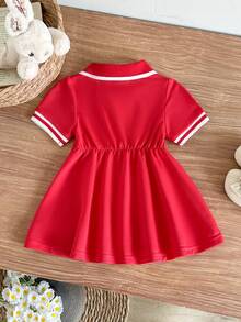 SHEIN 女嬰夏季學院風 Polo 洋裝，亮紅色搭配白色對比領，短袖設計，胸前可愛熊刺繡，抓皺 A 字裙，百搭時尚女嬰服飾，適合週歲生日派對、日常上學及運動穿著 - 紅色 - 查看 2