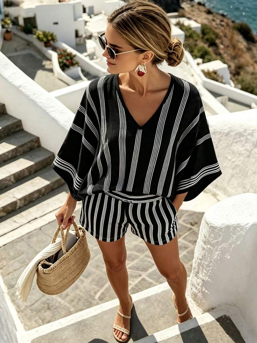 SHEIN Holidaya 夏季清爽藍白條紋仿亞麻印花女款寬鬆蝙蝠袖短褲顯瘦外出兩件套 - 黑色 - 查看 1