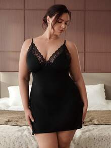 Slumbrini Plus Size Women Contrast Color Lace Slit Camisole Nightgown - Black - View 3