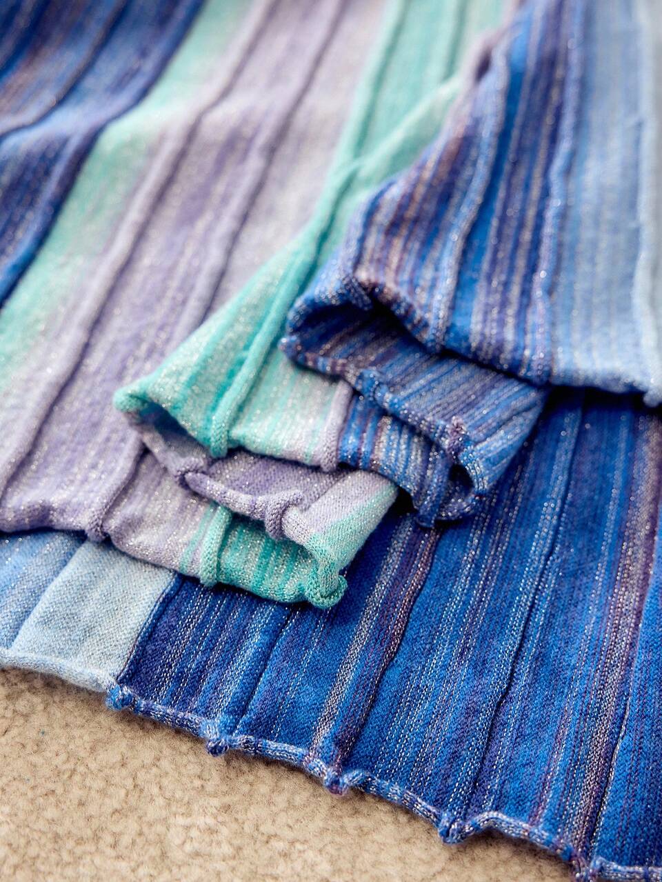 CONTRAST STRIPED PATTERN PLEATED KNIT SKIRT