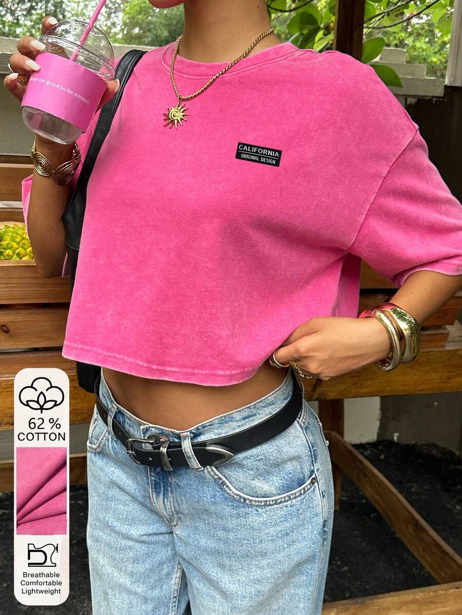 Muchica 100%纯棉火龙果色刺绣Logo短袖T恤,适合日常街头穿搭、夏季上衣、通勤、约会、聚会、秋冬夏三季、圣诞节、新年、感恩节、派对、婚礼、海滩、毕业典礼、时尚、优雅、休闲、外出、约会、预订、通勤、闪亮、情人节、优雅、度假、休闲、Y2K、外出、毕业典礼等场合。 - 粉色 - 查看 1