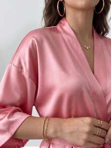 Rafferiza 一件纯色缎面系带睡袍，Luxeloungewear品牌，适合秋冬季穿着。 - 藕粉色 - 查看 5