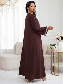 Al Najma 女士刺绣V领长袖优雅阿拉伯连衣裙 - 咖啡棕 - 查看 2