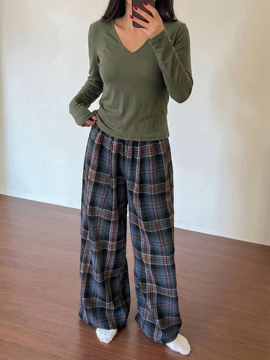 DAZY 春季寬鬆兩件式休閒舒適長袖V領T恤格紋長版睡褲女款居家服套裝 - 軍綠色 - 查看 1
