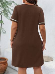 SHEIN LUNE 时尚休闲V领撞色缎带黑色针织加大码连衣裙 - 咖啡棕 - 查看 2