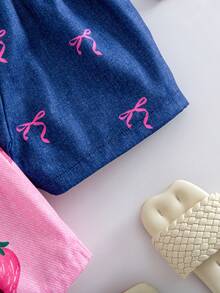 SHEIN Elladie kids 2件/組 女童幼童活力度假風草莓蝴蝶結印花丹寧感不對稱短褲 藍色&粉色組合，適合夏季出遊 - 彩色 - 查看 5
