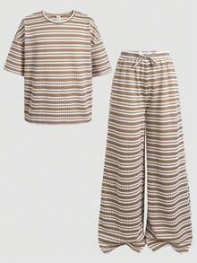 SHEIN 青少年女孩休閒日常紋理圓領寬鬆條紋落肩T恤與直筒長褲套裝 - 卡其色 - 查看 6