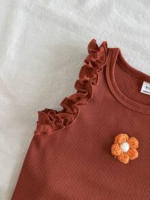 SHEIN Vintaside Kids Girls Summer Caramel Color Frill Trim Sleeveless Tank Top Set, Baby 3D Flower Ribbed Top + Floral Ruffle Hem Shorts 2pcs Set - Coffee Brown - View 7