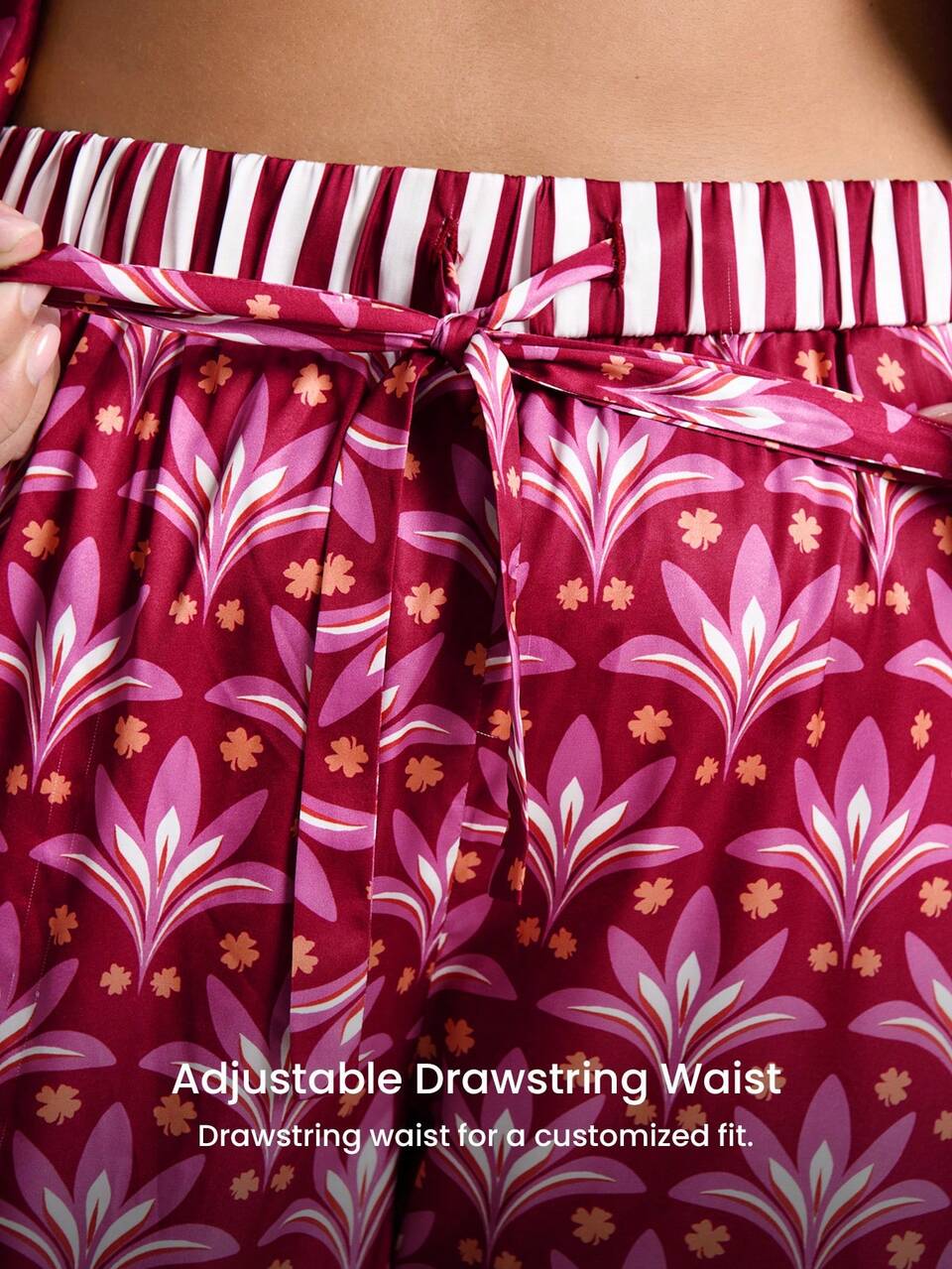 Conjunto de Pijama Satin Vermelho Borgonha Vibrante e Fofo para Mulheres Plus Size - Pijama Estampado com Acabamento em Contraste, Roupa de Dormir Animada para Curvas