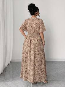SHEIN LUNE CURVE Vestido Elegante Casual para Vacaciones de Talla Grande para Mujer, Color Café con Estampado, Nuevo Estilo, Manga Holgada y Cuello en V - Café integral - Ver 2