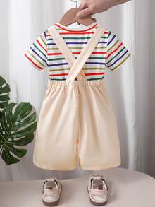 SHEIN Playful Pals Ensemble t-shirt à motifs graphiques et rayures colorés avec short bavette pour bébé garçon, coupe ample et confortable, convient pour les sorties quotidiennes, les activités scolaires, les rassemblements familiaux, les jeux en extérieur et les séances photo - Nude - Voir 3