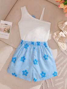 SHEIN 春/夏 2件組女童服裝套裝，無袖吊帶上衣 + 藍色短褲，吊帶上衣配細肩帶與胸前藍色花朵裝飾，清新甜美風格；短褲配印花布料與珍珠裝飾，精緻俏皮設計，整體甜美可愛風格，適合女童日常外出、居家穿著等 - 藍白色 - 查看 2
