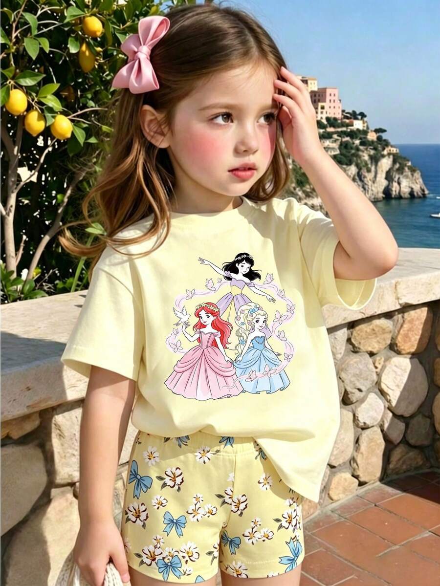 女童休闲简约浅黄色圆领卡通公主印花短袖T恤上衣搭配蓝色蝴蝶结白色碎花紧身短裤两件套,适合夏季上学、居家、户外聚会等场合,是女童可爱的夏季穿搭,韩版风格。 - 彩色 - 查看 1