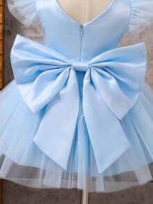SHEIN Glamorique Kids 婚禮花童舞裙，女嬰公主裙，藍色緞面搭配褶皺袖設計展現可愛造型，背面飾有幸運V型可拆卸緞面蝴蝶結，適合生日、舞會、婚禮、節慶、正式場合、鋼琴演奏會、主持活動、派對或特殊場合，亦可日常穿著 - 藍色 - 查看 9