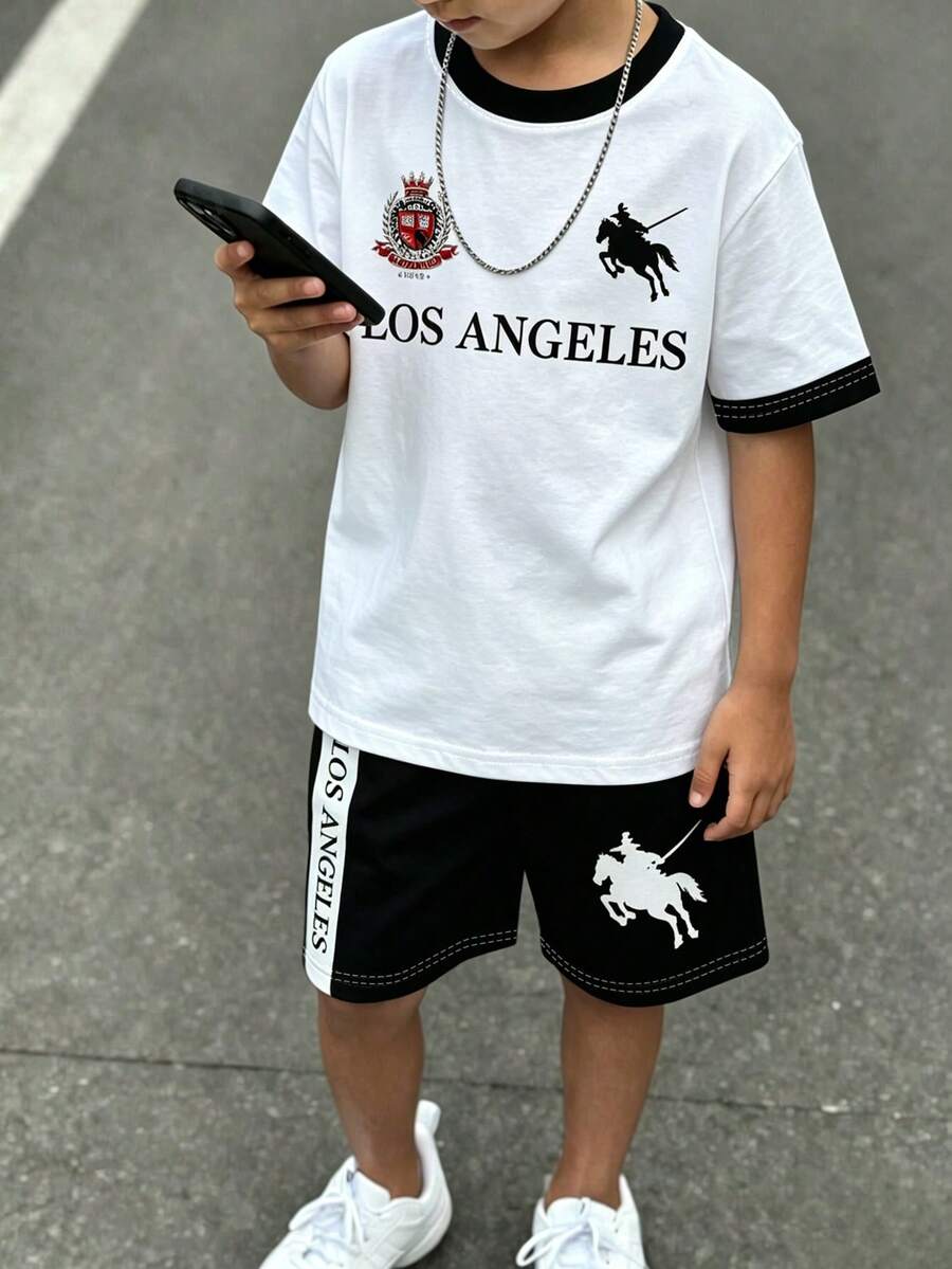 1套夏季青少年男孩對比色短袖T恤與短褲兩件套,經典騎士徽章與戰馬印花裝飾,黑白配色圓領T恤搭配側邊垂直印花短褲,休閒運動風,適合外出、上學等多種場合,男孩日常穿搭的百搭選擇 - 彩色 - 查看 1