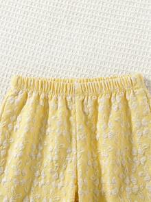 SHEIN Serisse Kids 2件組少女黃色花卉提花紋理細肩帶上衣與寬鬆休閒長褲套裝，適合日常出遊、上學、海邊度假、沙灘裝，春夏季女孩優雅長褲套裝，女童夏季亞麻寬腿褲套裝 - 黃色 - 查看 5