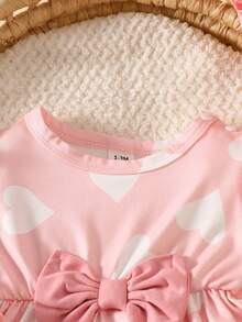 SHEIN 新生兒2件套，春/秋季，粉色溫柔風，滿版愛心印花，蝴蝶結荷葉袖套頭上衣配蝴蝶結長褲，修身版型，適合外出、休閒、運動、聚會與派對 - 粉色 - 查看 8