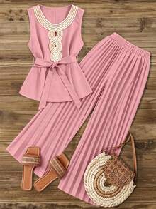 GlowEve CURVE Plus Size Women 2 Pieces Set: Sleeveless Blouse With Collar Ruffle And Pleated Pants - Pink - View 3