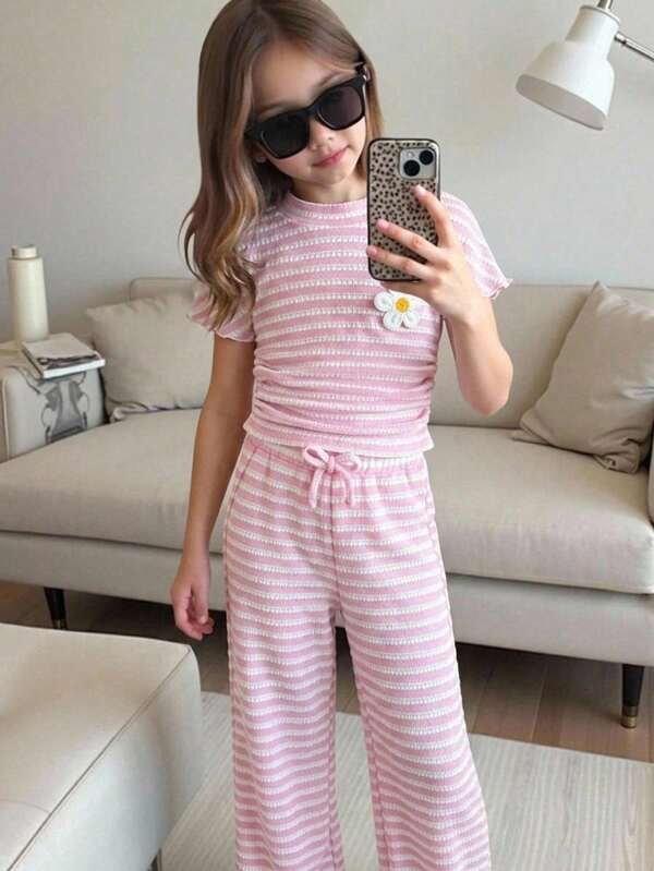 SHEIN 少女童裝休閒度假風優雅條紋提花針織修身百褶短袖上衣與配套長褲套裝，條紋套裝，服裝套裝，粉色與白色套裝，條紋兩件套，條紋短褲，3D花朵貼花上衣