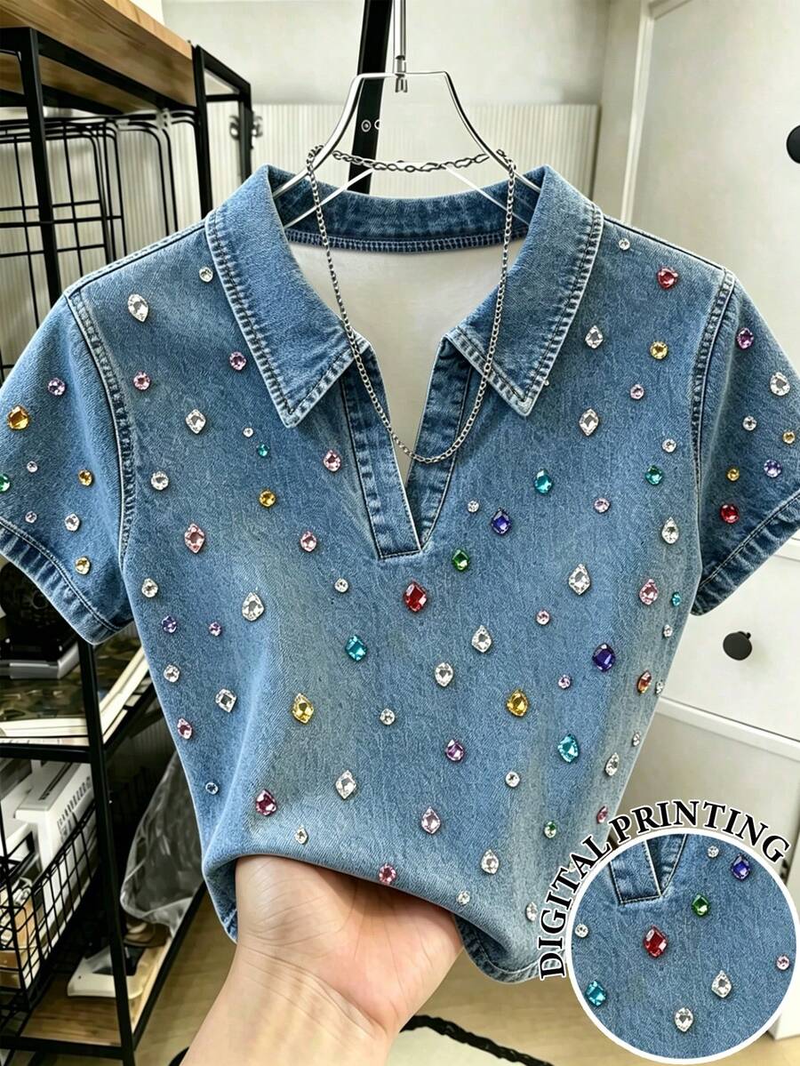 Resyla 熱銷推薦,美式復古甜酷 3D 彩虹水鑽女款領口前 V 領 T-shirt,短版修身剪裁,適合校園、日常、購物與街頭穿搭 - 彩色 - 查看 1