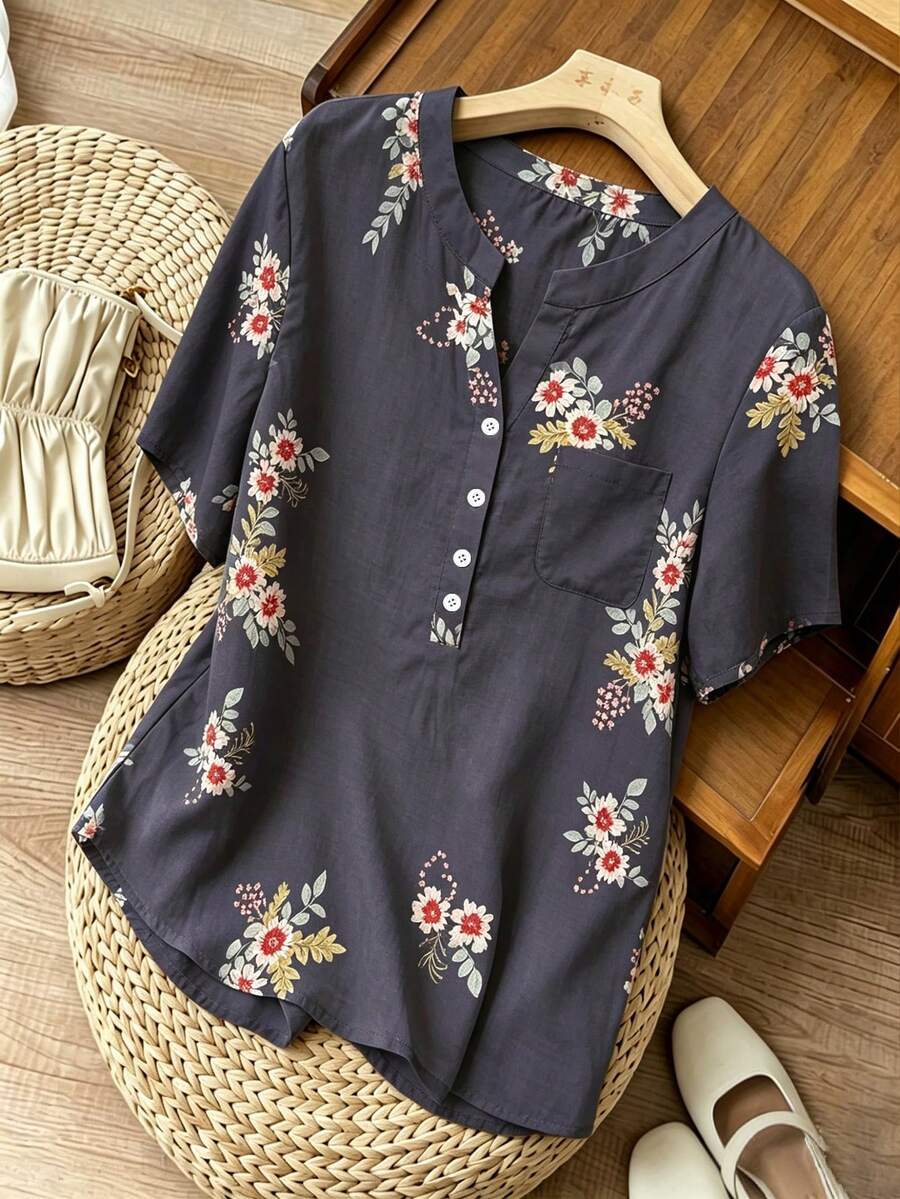SHEIN Franclia 优雅V领短袖半开襟口袋印花女式衬衫，适合春、夏、秋、冬四季穿着，适合约会、优雅休闲通勤、女士度假上衣、商务办公着装、百搭时尚日常休闲穿着，尽显优雅气质，是海滩度假的理想之选，也是女士休闲上衣的完美搭配。 - 紫色 - 查看 1